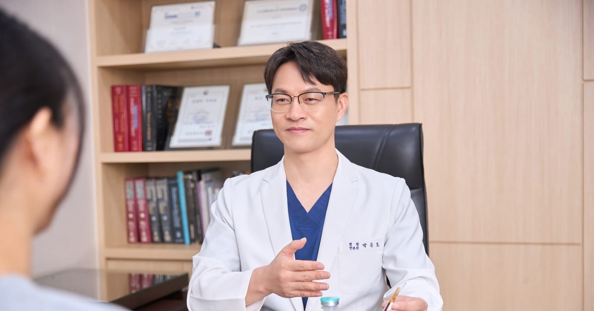 원장실에서 환자와 상담하는 박준호 대표원장