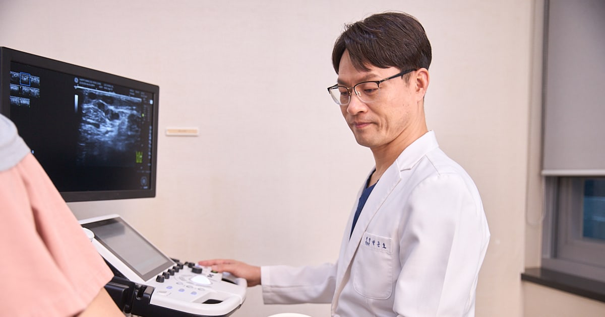 환자의 다리를 초음파로 검사하는 박준호 대표원장