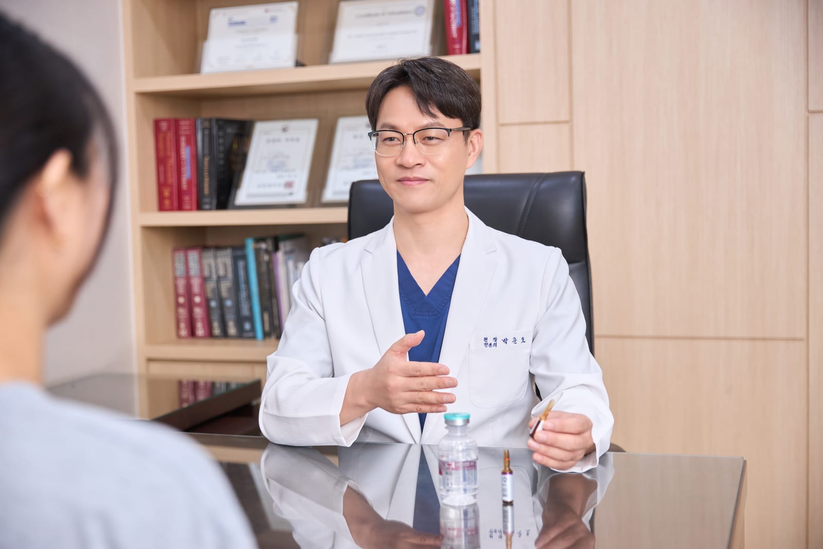 진료실에서 환자와 상담 중인 박준호 대표원장