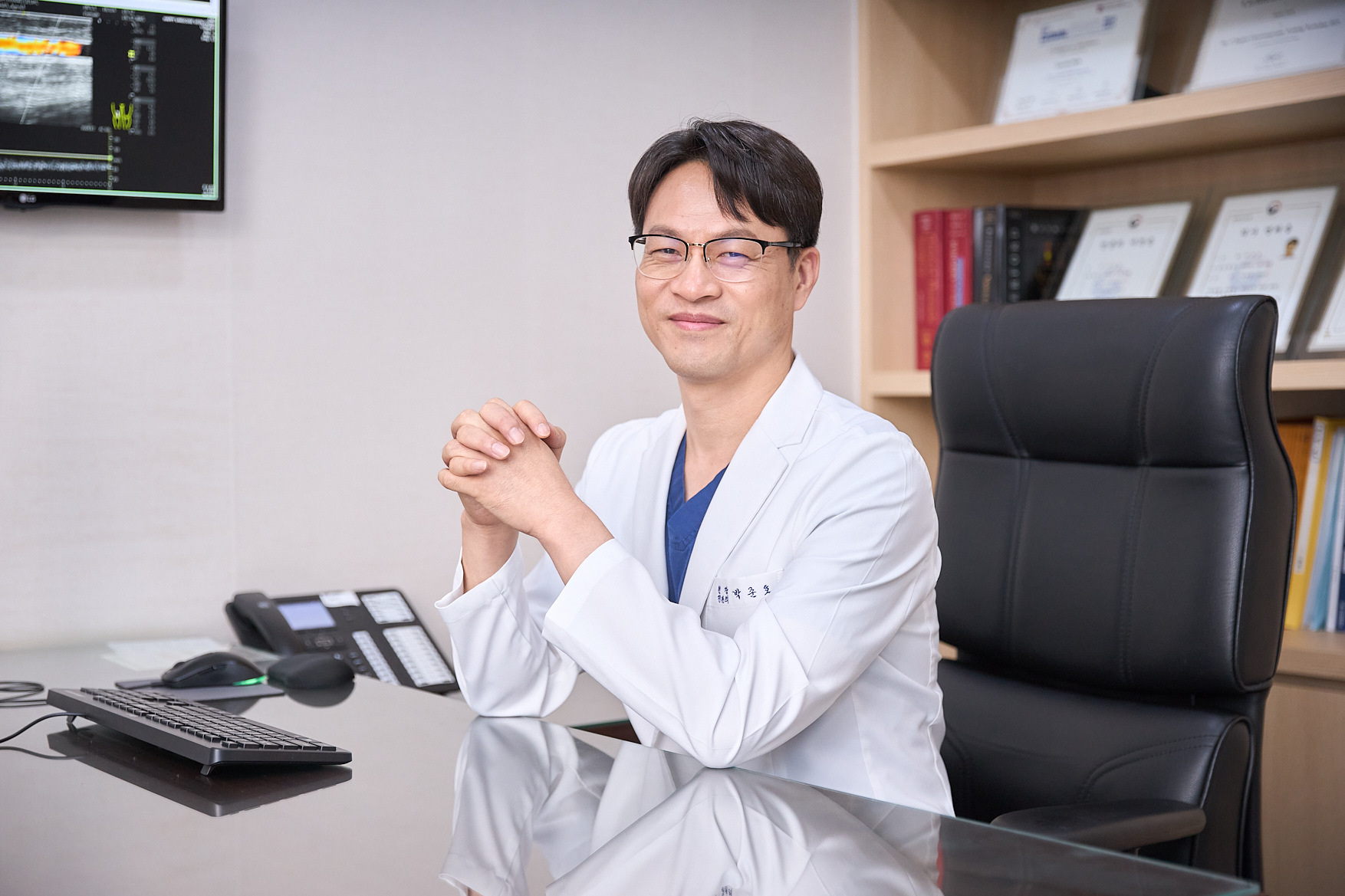 원장실에서 상담하는 박준호 대표원장